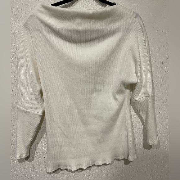 White top - Picture 1 of 3